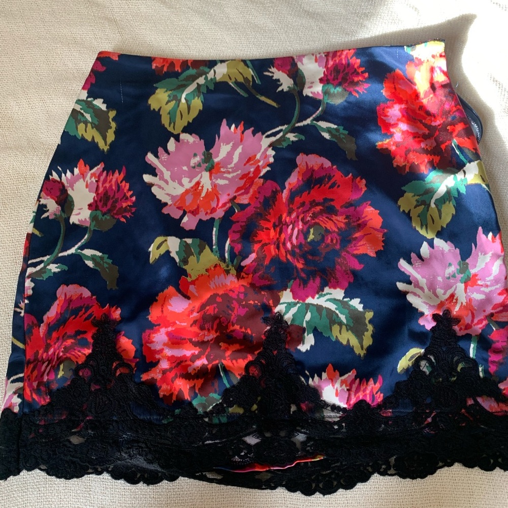 Urban Outfitters hot pink floral mini skirt black lace trim size small zipper